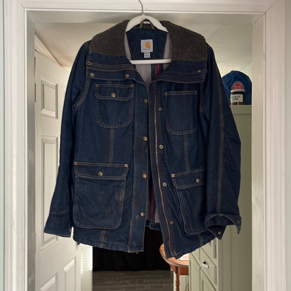 Amazing women’s Carhartt jacket excellent used condition!!!